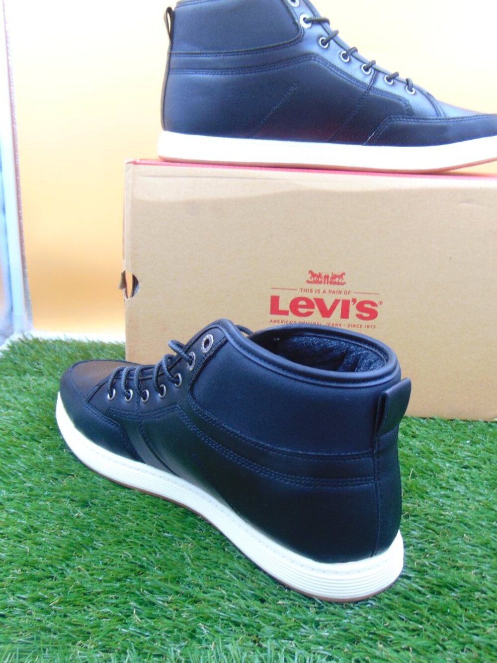 Levi’s Barstow Black High Top Sneakers Size 11 NWT